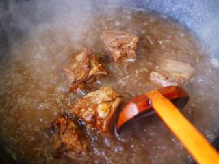 5、排骨青菜番茄面,大火继续煮沸后。