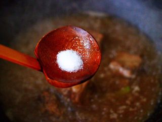 6、排骨青菜番茄面,根据自己的口味，放入适量的盐调味。