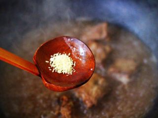 7、排骨青菜番茄面,再加入鸡精增加口感。