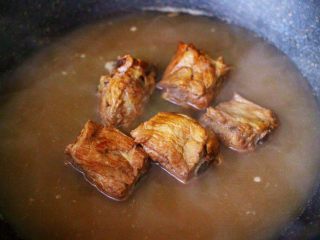 8、排骨青菜番茄面,大火煮沸后即可关火，把煮好的排骨，盛出备用。