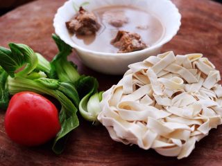 10、排骨青菜番茄面,所有的食材都备好后。