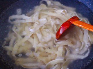 12、排骨青菜番茄面,锅中倒入适量的清水，放入鲜面条。