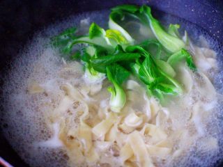 13、排骨青菜番茄面,大火煮至2分钟左右的时候，看见面条变得透明的时候，放入青菜烫熟后关火。