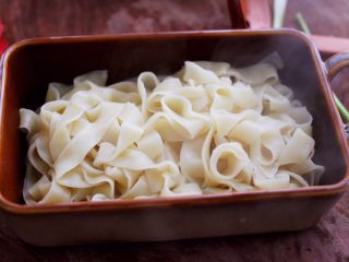 14、排骨青菜番茄面,把煮好的面条捞出沥干水分，放入碗里。