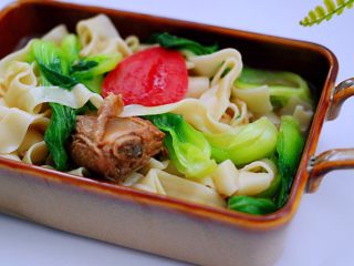 15、排骨青菜番茄面,把煮好的排骨和青菜铺在上面，再码上番茄片，浇上排骨汤就可以享用了。
