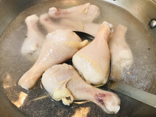 4、香菇焖鸡,一两分钟后将鸡腿捞出。