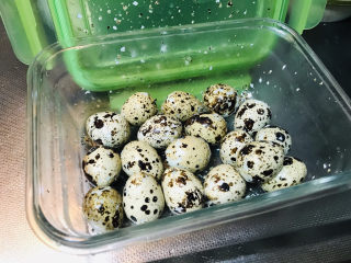 12、香菇焖鸡,鹌鹑蛋剥壳小窍门：将泡过冷水的鹌鹑蛋捞出放在一个可密闭的盒子里，盖上盖子，轻轻摇晃半分钟，打开就发现蛋壳都已经均匀开裂了，轻轻一剥蛋壳就完全脱落了。