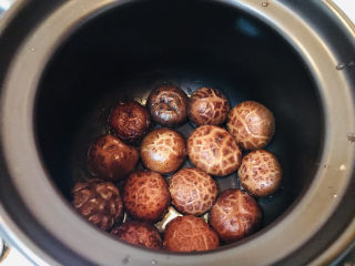 13、香菇焖鸡,材料都准备好啦，现在开始制作。先在焖锅的底部均匀铺上一层香菇。