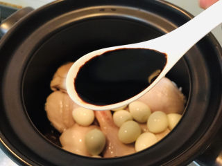 16、香菇焖鸡,加入2勺老抽，主要是为了上色更漂亮一些。