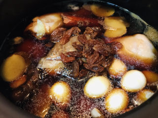 22、香菇焖鸡,所有的食材添加完毕，开大火煮开。