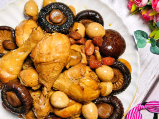 25、香菇焖鸡,鸡腿滑嫩脱骨，清爽不油腻。香菇吸收了饱满的肉汁，更是鲜美无比。就连鹌鹑蛋也不甘落后，一口一个，好吃到停不下来。夏日里，这是一家人都爱吃的一道菜，推荐给大家。