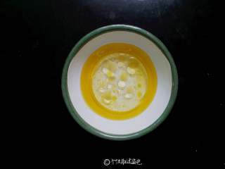 1、冰花煎饺,40克水,15克油搅拌均匀