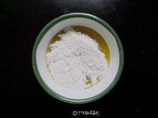 2、冰花煎饺,加入6克面粉