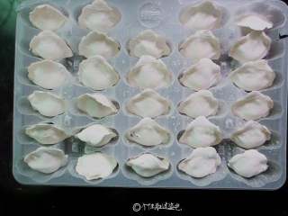 4、冰花煎饺,准备速冻饺子,什么馅都可以