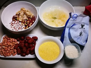 1、黑米红豆粥,食材准备好