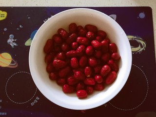 5、黑米红豆粥,红枣清洗干净备用