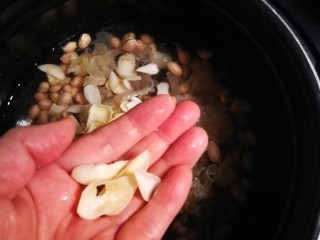 9、黑米红豆粥,放入百合