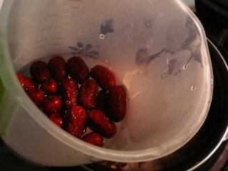 11、黑米红豆粥,放入红枣