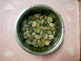 1、香辣花蛤,准备一盆清水加两勺盐搅匀，将花蛤放入浸泡两小时以上让其吐沙。