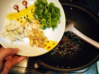 7、香辣花蛤,接着放入葱姜蒜。