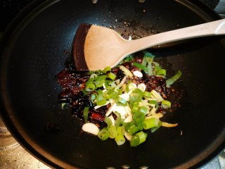 8、香辣花蛤,翻炒均匀。