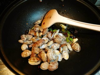 9、香辣花蛤,倒入花蛤翻炒。