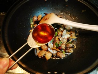 10、香辣花蛤,加入两勺料酒。