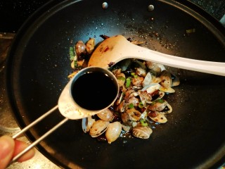 11、香辣花蛤,加入一勺生抽。