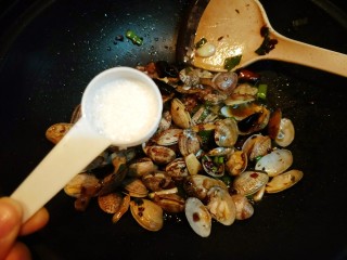 12、香辣花蛤,再加入一勺糖。