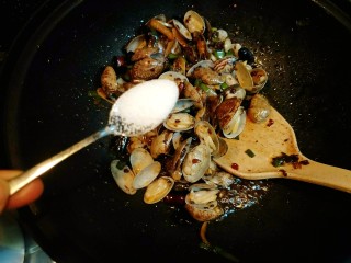 13、香辣花蛤,放适量的盐，如果用郫县豆瓣炒就不要加盐了。