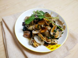 14、香辣花蛤,继续翻炒大概两分钟，直到花蛤全部张开就可以出锅了。香辣微甜口感一级棒。