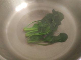 2、菠菜蛋卷,锅中放入清水烧开，放入菠菜烫一下