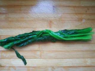 4、菠菜蛋卷,攥干水分