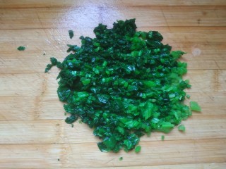 5、菠菜蛋卷,切碎