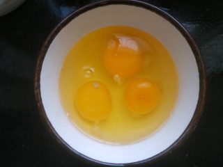 6、菠菜蛋卷,三个鸡蛋打入小碗