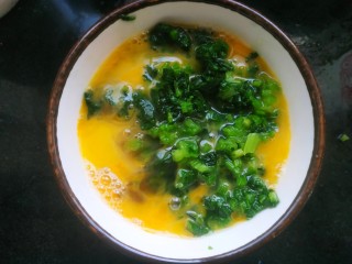 9、菠菜蛋卷,放入菠菜调匀