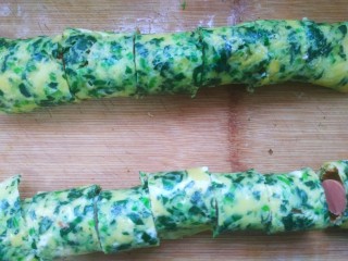 14、菠菜蛋卷,切成小段