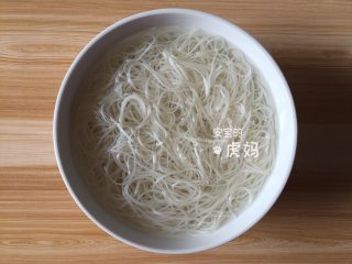 2、海鲜炒粉干,粉干泡在温水里发开；