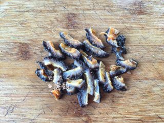 3、海鲜炒粉干,解冻后的红极参条清洗一下切小块；