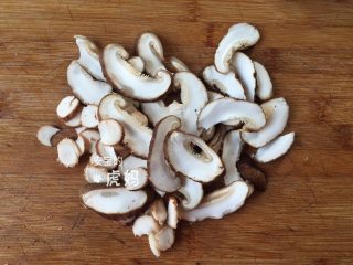 4、海鲜炒粉干,鲜香菇切片；