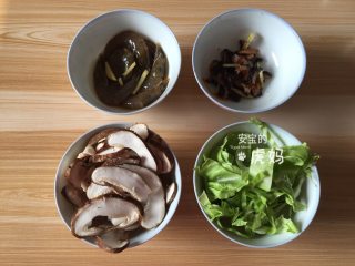 5、海鲜炒粉干,红极参条切小块后放入适量料酒和1g姜丝腌制半小时，明虾剪去虾枪虾须挑出虾线，清洗干净后放适量料酒、1g姜丝腌制半小时，包心菜洗净切丝；