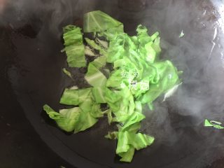 6、海鲜炒粉干,热锅冷油，倒入包心菜翻炒几下；