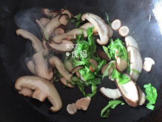 7、海鲜炒粉干,倒入香菇翻炒一会；