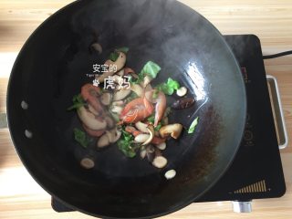 8、海鲜炒粉干,倒入沥干腌料的明虾翻炒至变色；