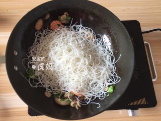 9、海鲜炒粉干,倒入沥干水分的粉干翻炒熟；