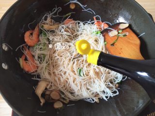 10、海鲜炒粉干,加入适量盐、生抽翻炒，调味上色；
