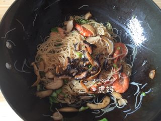 11、海鲜炒粉干,倒入沥干腌料的红极参块翻炒一会即可出锅，撒上葱花点缀一下，香气扑鼻哦；