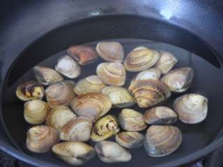 2、文蛤蒸蛋,放锅内,加水,水量要没过文蛤。