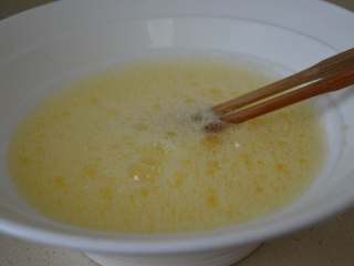 4、文蛤蒸蛋,将蛋液搅拌均匀。我一般用筷子搅打100下,这样蒸出来的比较细腻。