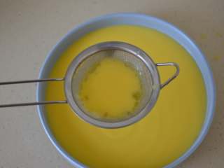 7、文蛤蒸蛋,过筛的目的是为了去除大的颗粒,蛋羹更细腻,口感也好。